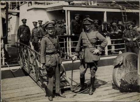 Major General Ennis (with Thompson gun) and Comdt. MAn Maorghinearál Ennis (agus a ghunna Thompson) in éineacht leis an gCeannfort McCreagh agus iad ag tuirlingt den Lady Wicklow ag an bPasáiste. 1922